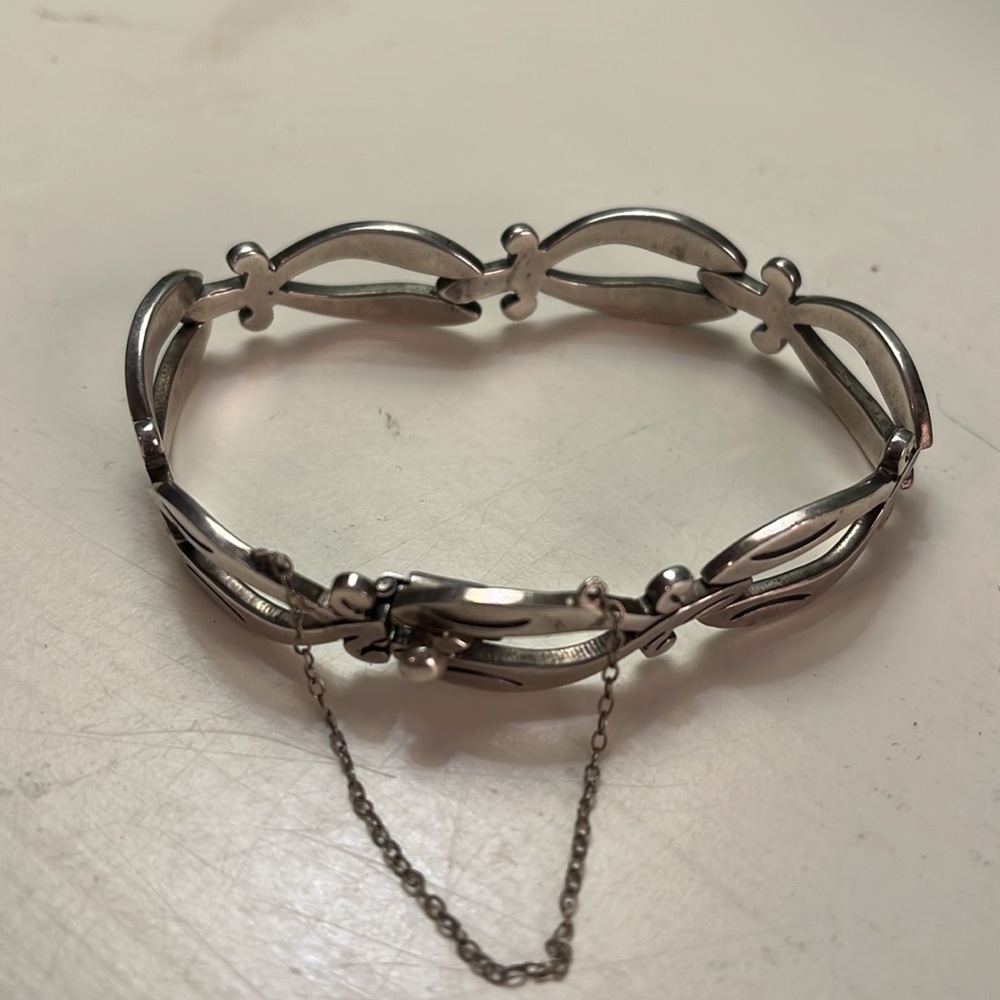 Br13. Silver colored bracelet with clasp. - Picture 3 of 3